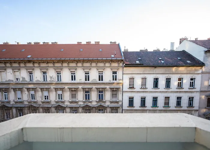 Modern, Design Lakas A Margit-sziget Mellett