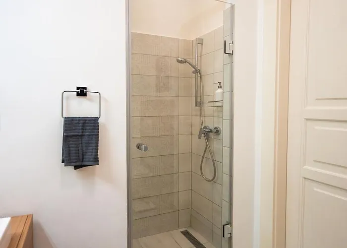 Modern, Design Lakas A Margit-sziget Mellett *
