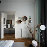Modern, Design Lakas A Margit-sziget Mellett Budapest