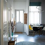 Modern, Design Lakas A Margit-sziget Mellett *