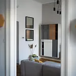 Modern, Design Lakas A Margit-sziget Mellett *