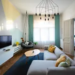 Modern, Design Lakas A Margit-sziget Mellett *