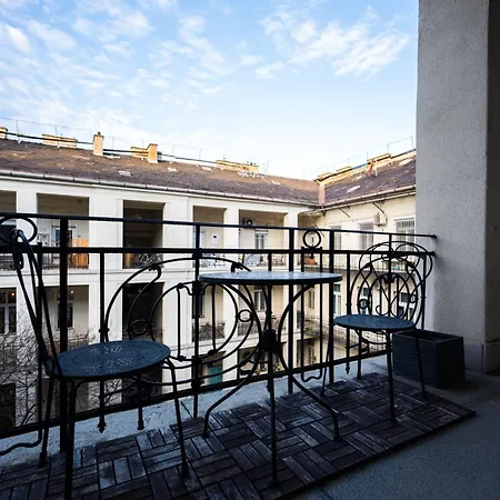 Modern, Design Lakas A Margit-sziget Mellett