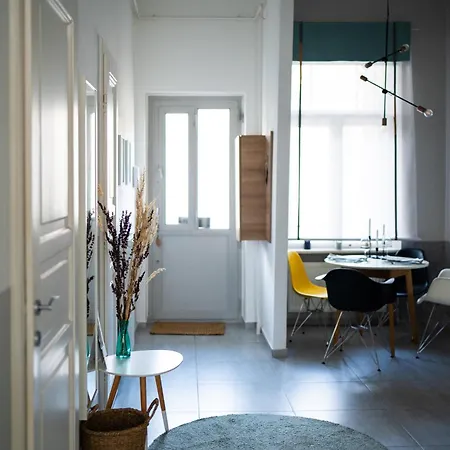 Modern, Design Lakas A Margit-sziget Mellett *
