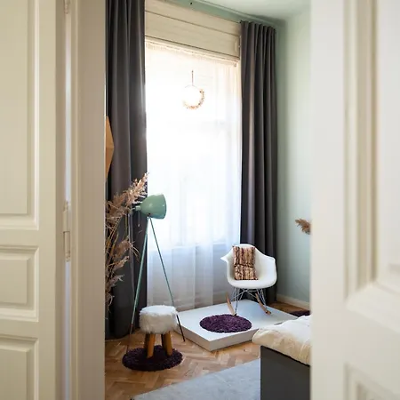 Modern, Design Lakas A Margit-sziget Mellett *