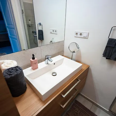 Modern, Design Lakas A Margit-sziget Mellett