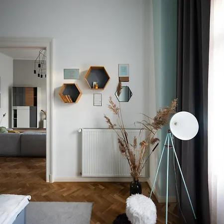 Modern, Design Lakas A Margit-sziget Mellett Budapest