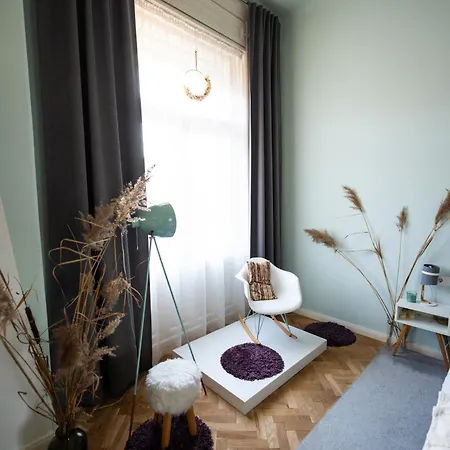 Modern, Design Lakas A Margit-sziget Mellett *