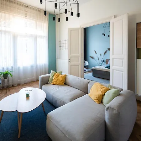 Modern, Design Lakas A Margit-sziget Mellett