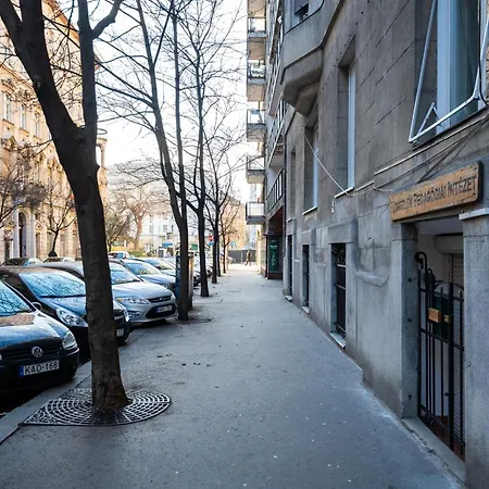 Modern, Design Lakas A Margit-sziget Mellett Budapest