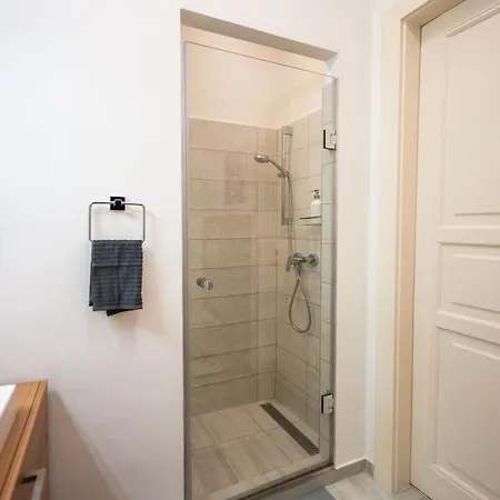 Modern, Design Lakas A Margit-sziget Mellett *