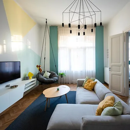 Modern, Design Lakas A Margit-sziget Mellett *