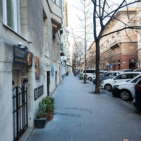 Modern, Design Lakas A Margit-sziget Mellett