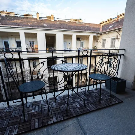 Modern, Design Lakas A Margit-sziget Mellett * Budapest