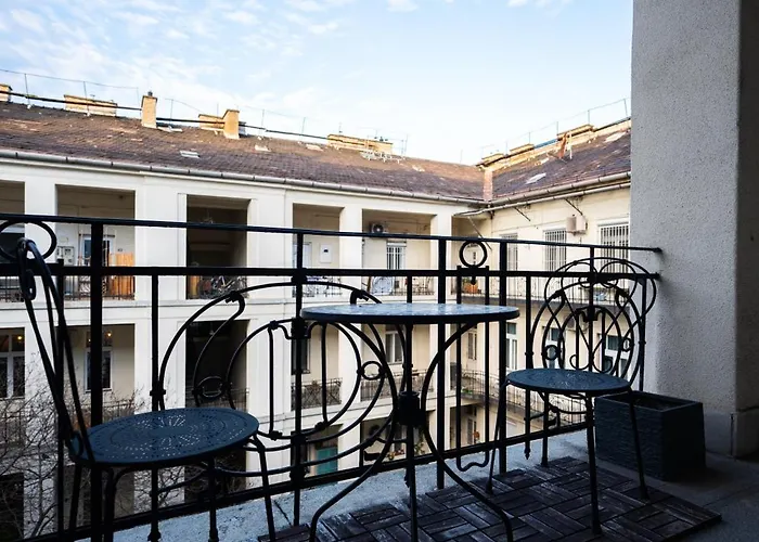 Modern, Design Lakas A Margit-sziget Mellett