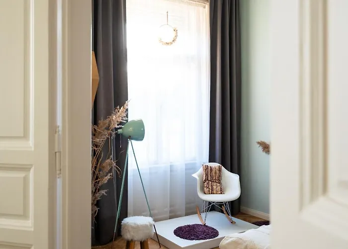 Modern, Design Lakas A Margit-sziget Mellett *