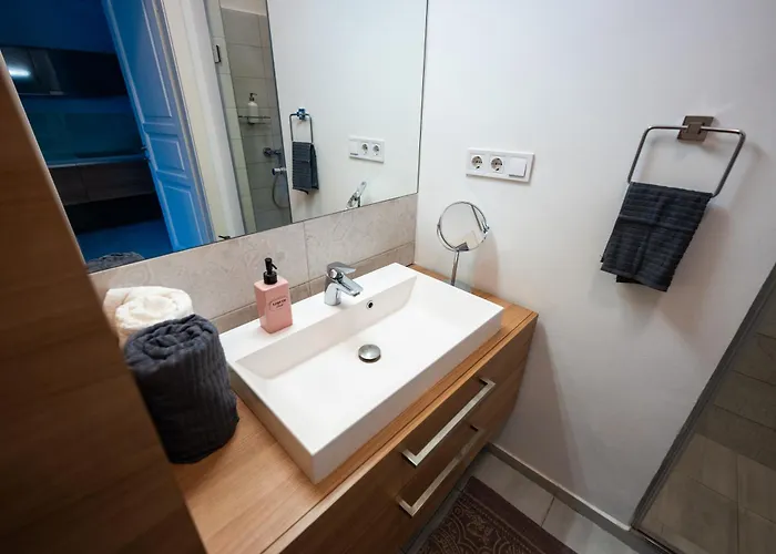 Modern, Design Lakas A Margit-sziget Mellett